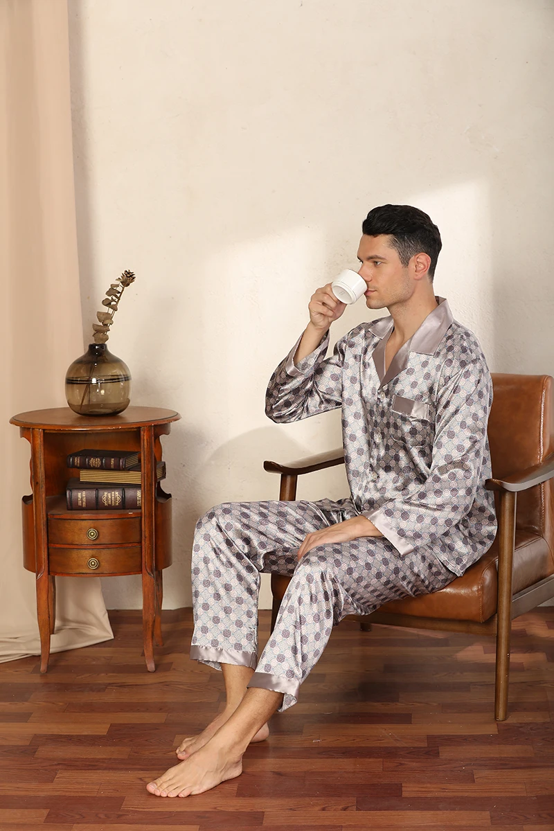 2020 Latest Fashion European And American Hot Men's Printed Silk Pajamas Spring Summer Summer Long Sleeve Suit Large Size Home C
2020 Latest Fashion European And American Hot Men's Printed Silk Pajamas Spring Summer Summer Long Sleeve Suit Large Size Home C