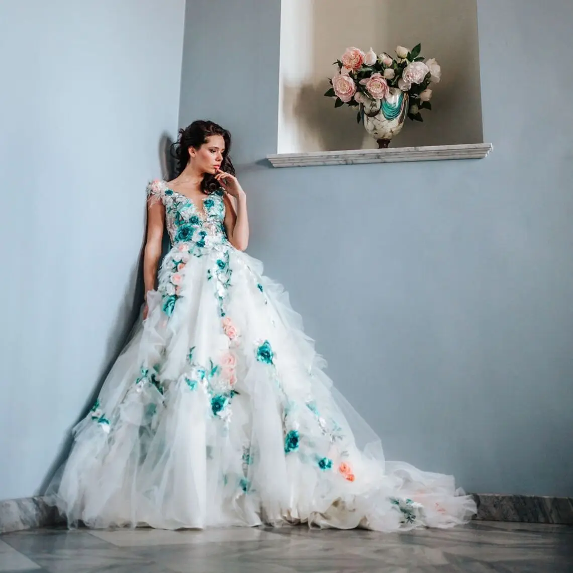 Sexy White Wedding Dress Floral Dress 3D Flowers Applique Evening Dresses With Feather Elegant Bridal Dress With Train Ruffles
Sexy White Wedding Dress Floral Dress 3D Flowers Applique Evening Dresses With Feather Elegant Bridal Dress With Train Ruffles