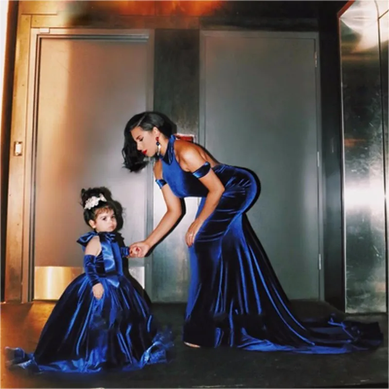 Backless Royal Blue Velvet Flower Girls Dress for Wedding Kids Pricess Gown 2021 Mother and Daughter Dress Halter Long Vestidos
Backless Royal Blue Velvet Flower Girls Dress for Wedding Kids Pricess Gown 2021 Mother and Daughter Dress Halter Long Vestidos