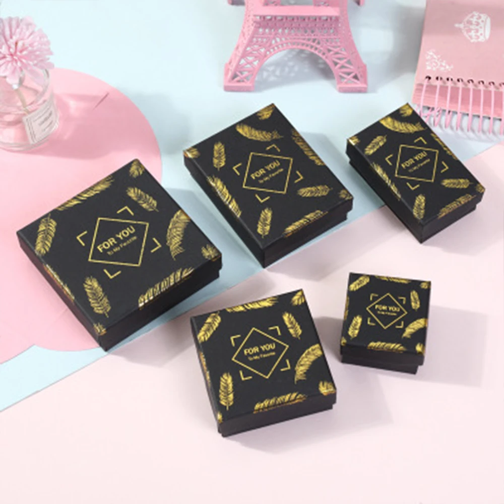 Fashion Jewelry Gift Boxes with Gold/Silver Feather Pattern Ring Earrings Wedding Packaging Display Cases Creative Cardboard
Fashion Jewelry Gift Boxes with Gold/Silver Feather Pattern Ring Earrings Wedding Packaging Display Cases Creative Cardboard