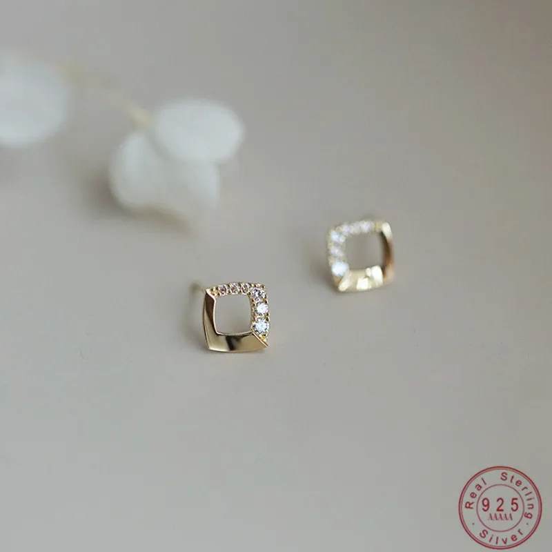 925 Sterling Silver French Square Pavé Crystal Asymmetrical Stud Earrings Women Light Luxury Temperament Wedding Party Jewelry
925 Sterling Silver French Square Pavé Crystal Asymmetrical Stud Earrings Women Light Luxury Temperament Wedding Party Jewelry