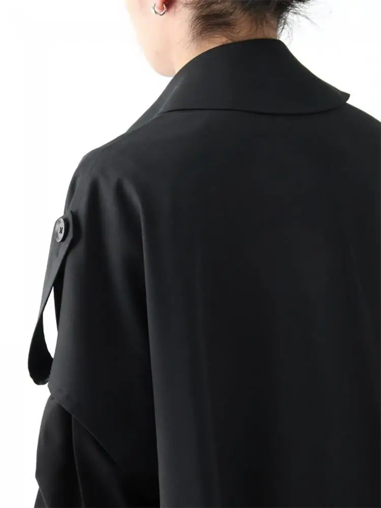 The men's new designer tank top is a niche design paired with a stylish, loose, short-sleeved dark coat
The men's new designer tank top is a niche design paired with a stylish, loose, short-sleeved dark coat
