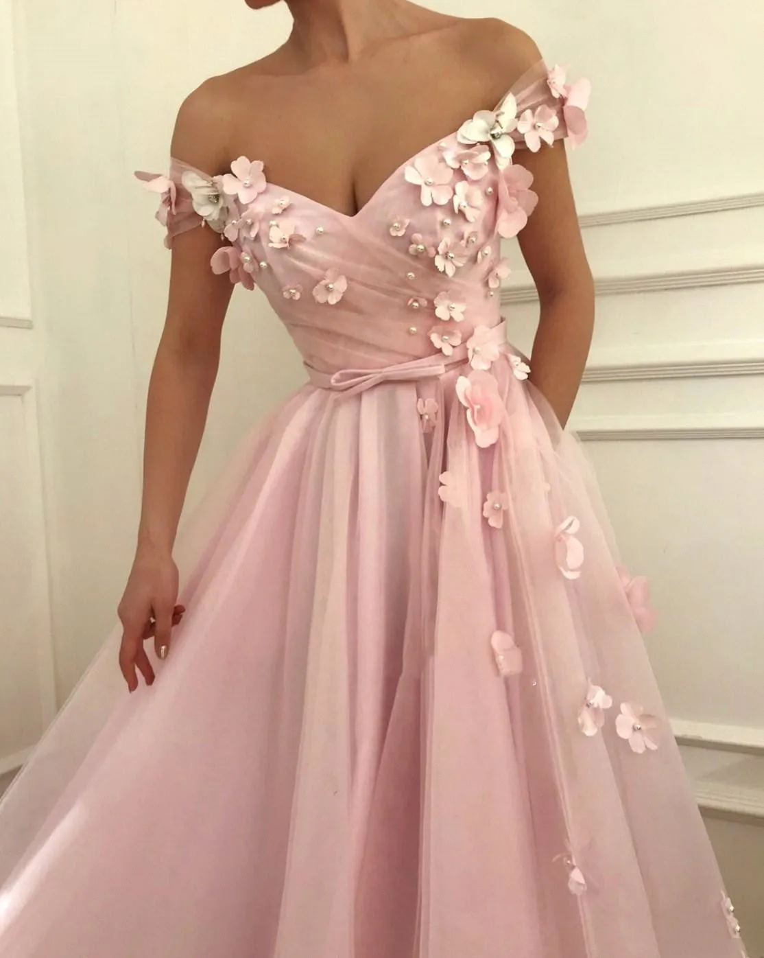 Elegant 3D Flowers Evening Gowns Off Shoulder A-line Appliques Tulle V Neck Long Women Party Prom Dress Vestido De Noite
Elegant 3D Flowers Evening Gowns Off Shoulder A-line Appliques Tulle V Neck Long Women Party Prom Dress Vestido De Noite