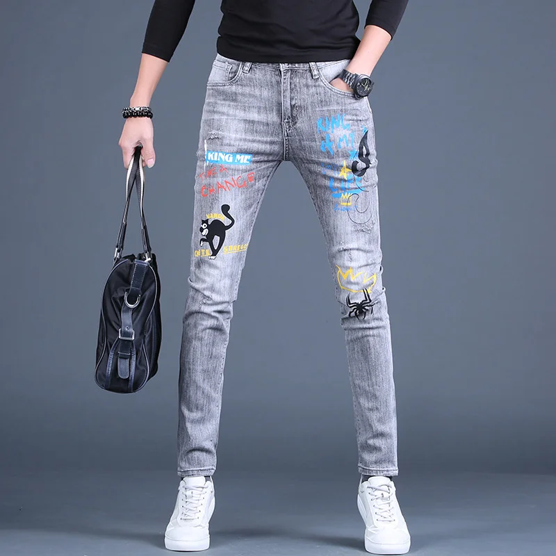 Cat Letter Animal Print Mens Slim Straight Jeans Gray Stretch Cotton Denim Painted Fashion Pants Spring Summer High Quality
Cat Letter Animal Print Mens Slim Straight Jeans Gray Stretch Cotton Denim Painted Fashion Pants Spring Summer High Quality