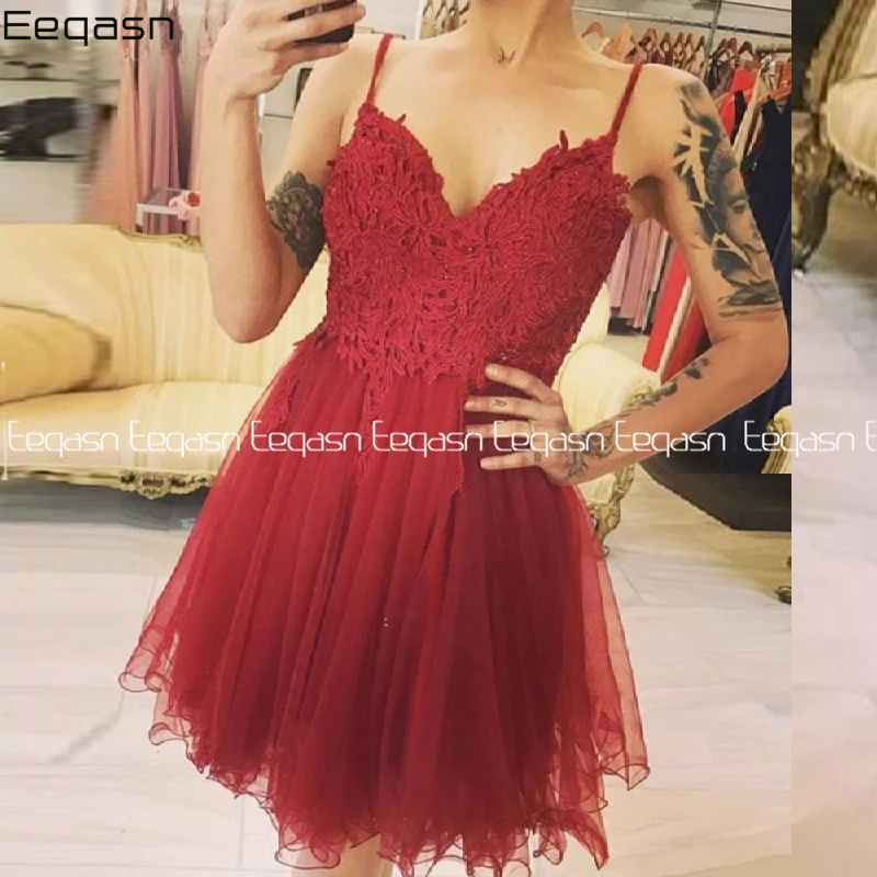 Vintage Burgundy Cocktail Dresses Spaghetti Straps Lace Applique V Neck robes de cocktail Woman Party Night Gown
Vintage Burgundy Cocktail Dresses Spaghetti Straps Lace Applique V Neck robes de cocktail Woman Party Night Gown
