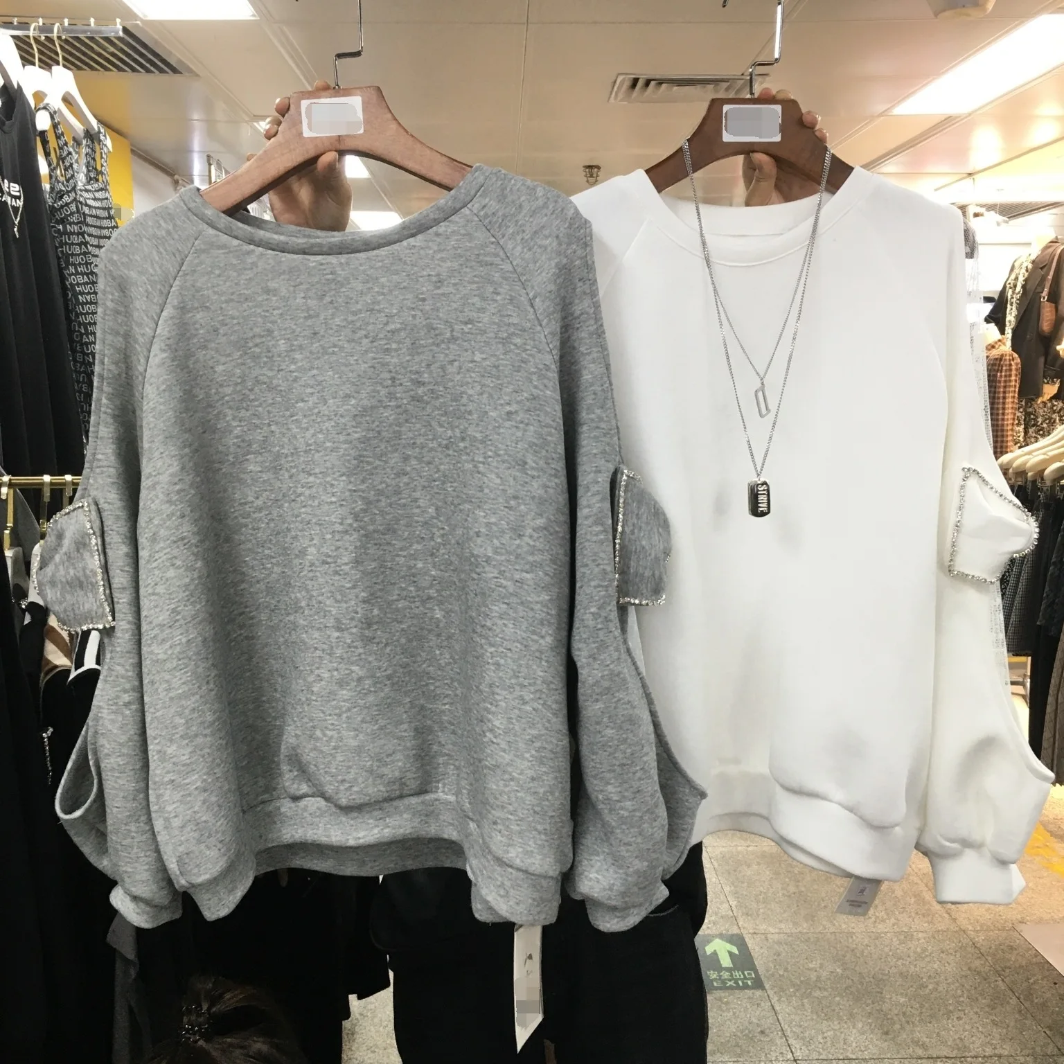 2020 autumn new diamond bowknot space cotton sweater "women 's strapless mesh top loose European goods trend
2020 autumn new diamond bowknot space cotton sweater "women 's strapless mesh top loose European goods trend