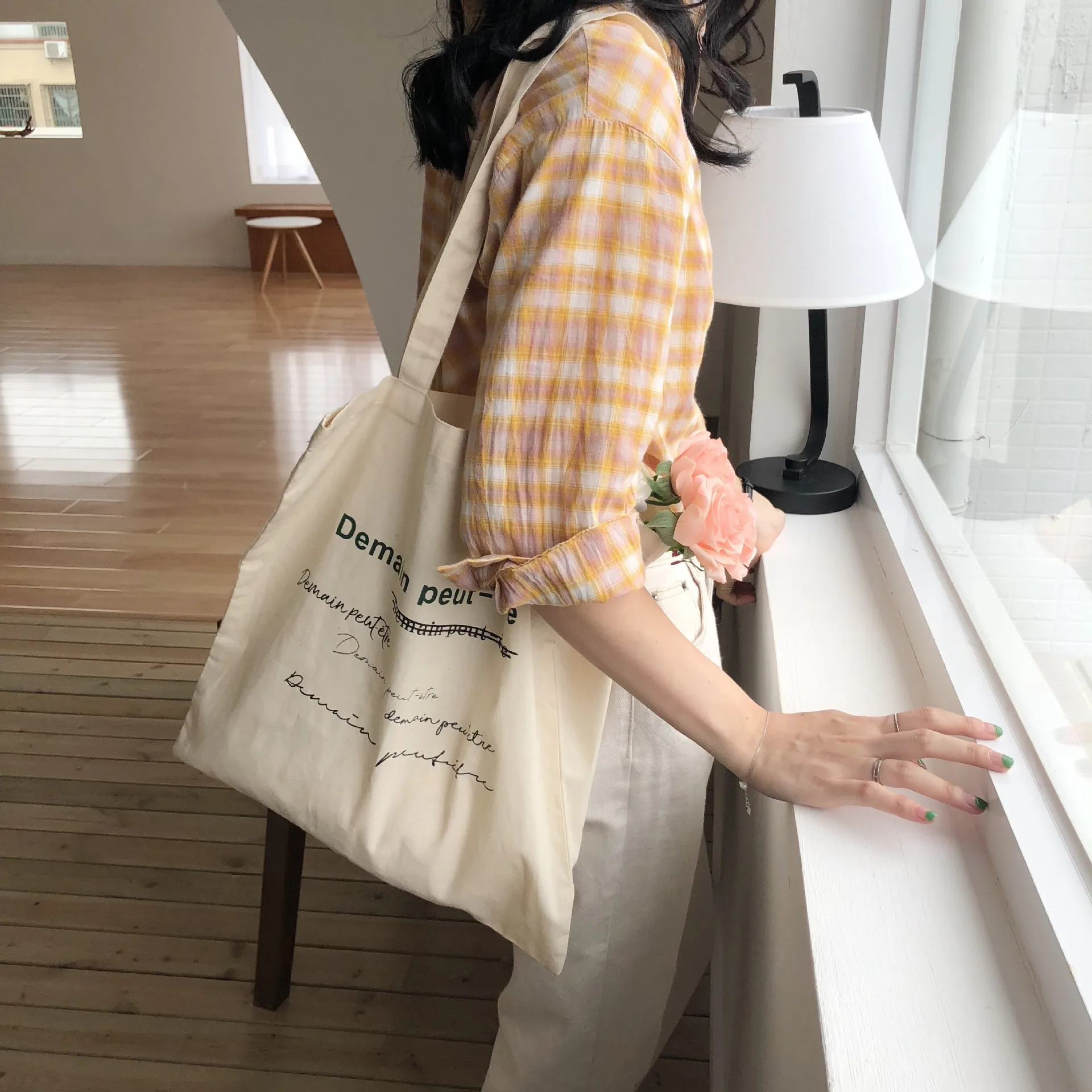 Fashion shoulder bag portable canvas bag white shopping bag letters student bag female tide cotton tote bag for women
Fashion shoulder bag portable canvas bag white shopping bag letters student bag female tide cotton tote bag for women