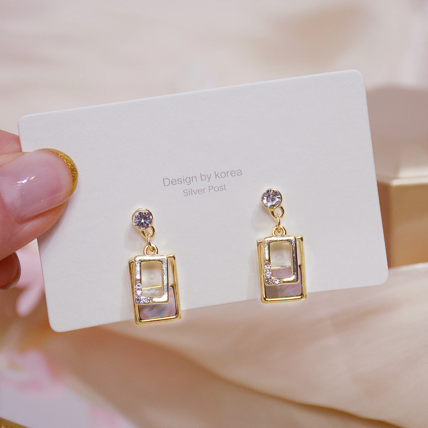 JUWANG Earring For Women Die Shell Elegant 14k Plated Gold Luxury Crystal CZ Temperament Geometric Simple Earring New Products
JUWANG Earring For Women Die Shell Elegant 14k Plated Gold Luxury Crystal CZ Temperament Geometric Simple Earring New Products