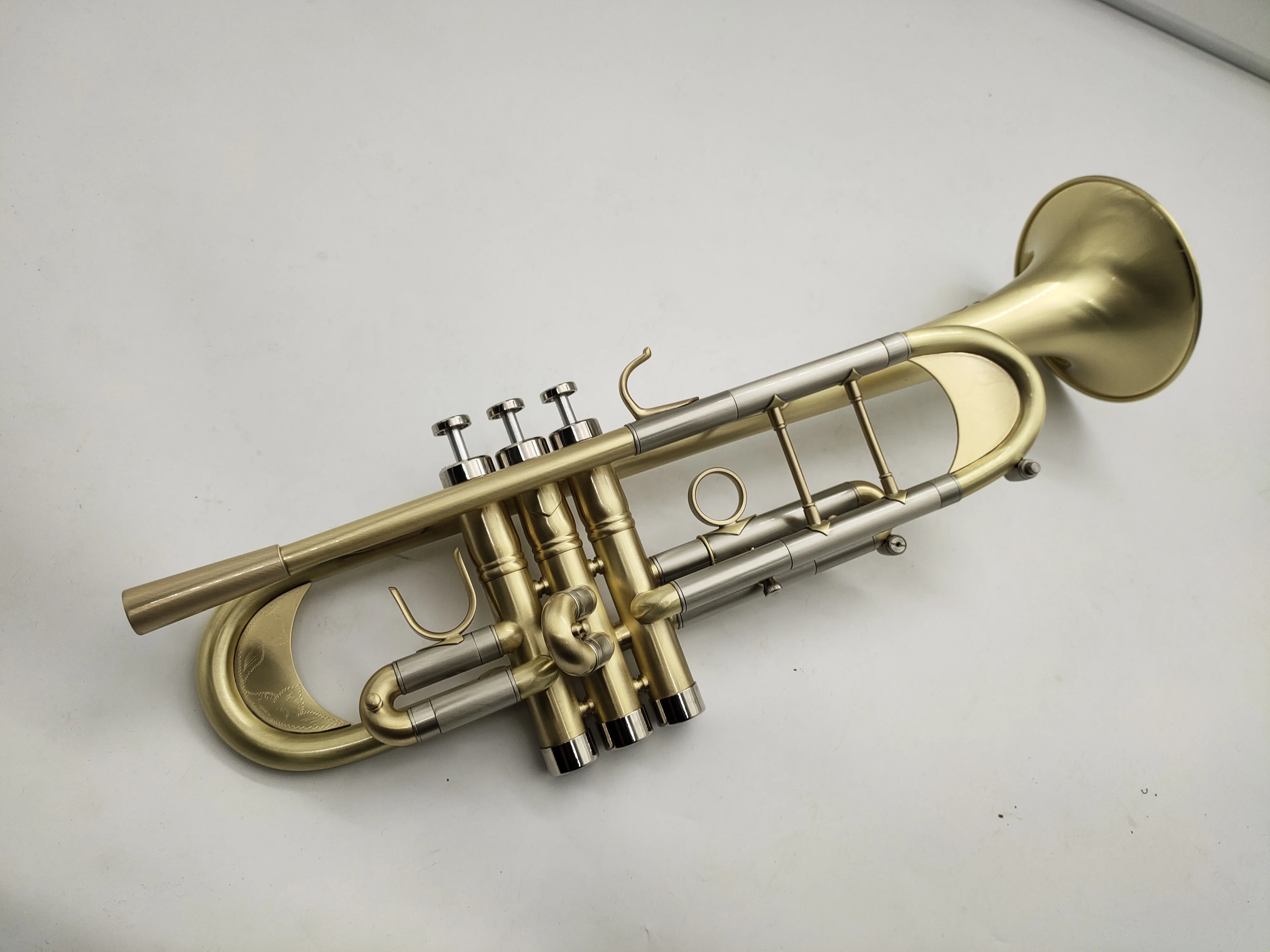 High Quality Trumpet C to B Tune Brass Plated Professional Musical Instrument With Case Free Shipping
High Quality Trumpet C to B Tune Brass Plated Professional Musical Instrument With Case Free Shipping