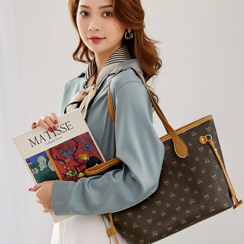 TRAVEASY 2024 Shoulder Bag New European and American Fashion Trend Tote Bag Personalized Large Capacity Handbag Female Bag
TRAVEASY 2024 Shoulder Bag New European and American Fashion Trend Tote Bag Personalized Large Capacity Handbag Female Bag