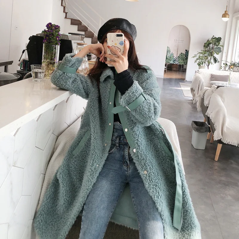 MENINA BONITA 2022 Weave Real Natural Wool Fur Coat Winter Jacket Women Turn-down Collar Belt Loose Single Breasted Streetwear
MENINA BONITA 2022 Weave Real Natural Wool Fur Coat Winter Jacket Women Turn-down Collar Belt Loose Single Breasted Streetwear