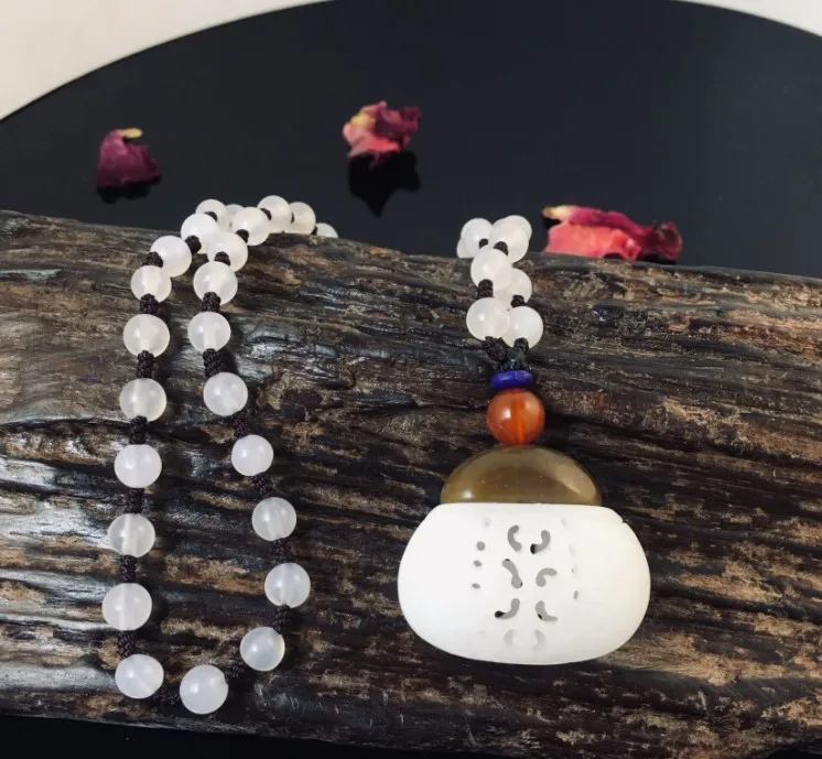 Quality White Jade Amulet Charms hollow out carving Pendant sachet Hanging Mala bead Necklace
Quality White Jade Amulet Charms hollow out carving Pendant sachet Hanging Mala bead Necklace