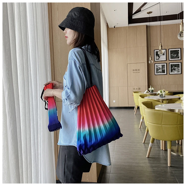 Хит продаж, плиссированная холщовая Повседневная сумка на плечо Miyake с градиентом, в наличии
Хит продаж, плиссированная холщовая Повседневная сумка на плечо Miyake с градиентом, в наличии