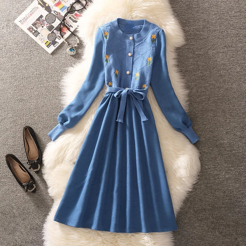 French Women Autumn Dress O Neck Buttons One PieceFloral Embroidery Knitted Patchwork Dress Retro Lantern Sleeve With Belt Dress
French Women Autumn Dress O Neck Buttons One PieceFloral Embroidery Knitted Patchwork Dress Retro Lantern Sleeve With Belt Dress