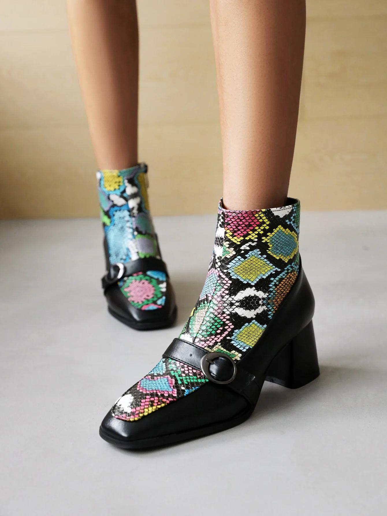 Oversized Snake Print Pattern Mid-Heel Short Boots Thick Heel Square Toe Color Matching Belt Buckle Zipper Women's Ankle Boots
Oversized Snake Print Pattern Mid-Heel Short Boots Thick Heel Square Toe Color Matching Belt Buckle Zipper Women's Ankle Boots