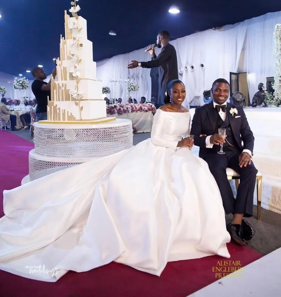 Noble White Church Wedding Dresses Vintage Beteau Satin Train Formal Bridal Gowns African Long Sleeve Modest Plus Size Mariee
Noble White Church Wedding Dresses Vintage Beteau Satin Train Formal Bridal Gowns African Long Sleeve Modest Plus Size Mariee