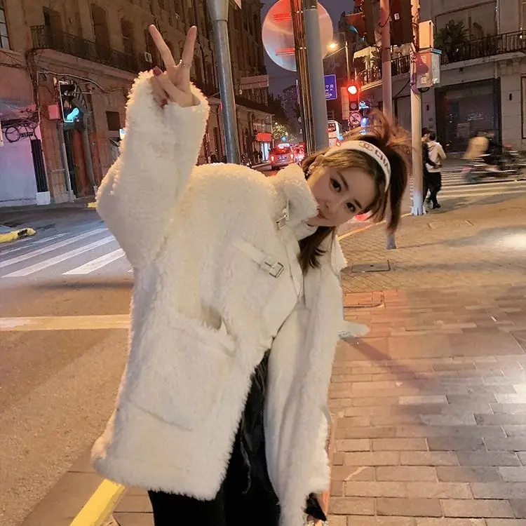 Autumn and Winter Korean Version Lamb Wool Coat for Women Imitating Wool High Neck Temperament Thick Fur Plush Coat
Autumn and Winter Korean Version Lamb Wool Coat for Women Imitating Wool High Neck Temperament Thick Fur Plush Coat