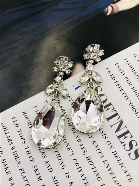 European and American jewelry O series ultra flash temperament crystal long earrings female two colors
European and American jewelry O series ultra flash temperament crystal long earrings female two colors