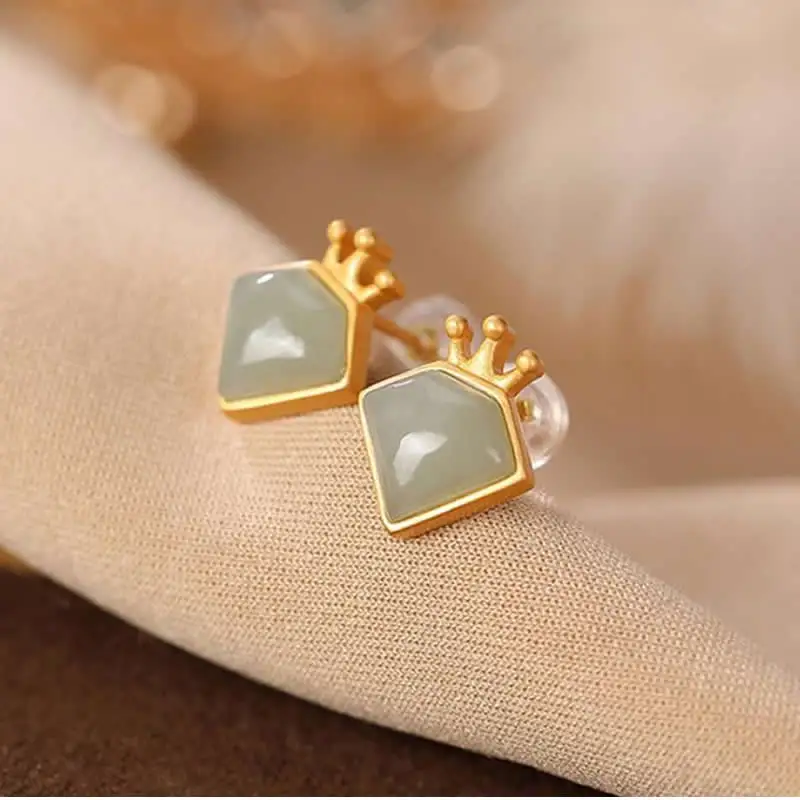 Женские серьги-гвоздики из серебра 100% пробы с короной из натурального зеленого жадеита
Женские серьги-гвоздики из серебра 100% пробы с короной из натурального зеленого жадеита