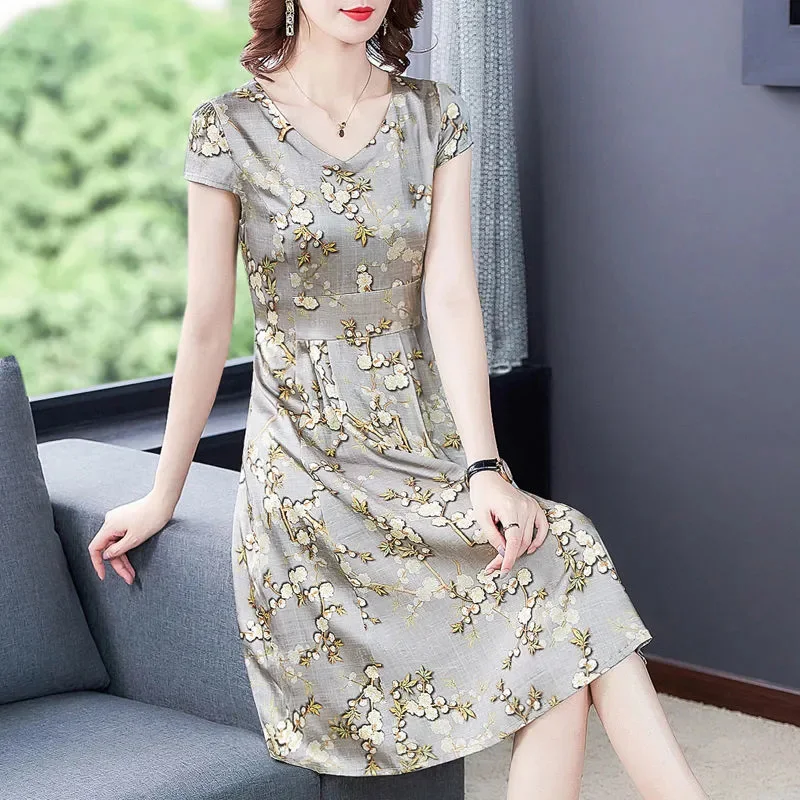 2021 New Summer Temperament Slim High Waist Women Short Sleeve Print Femal Dresses V-Neck Fahion Silk Dresses
2021 New Summer Temperament Slim High Waist Women Short Sleeve Print Femal Dresses V-Neck Fahion Silk Dresses