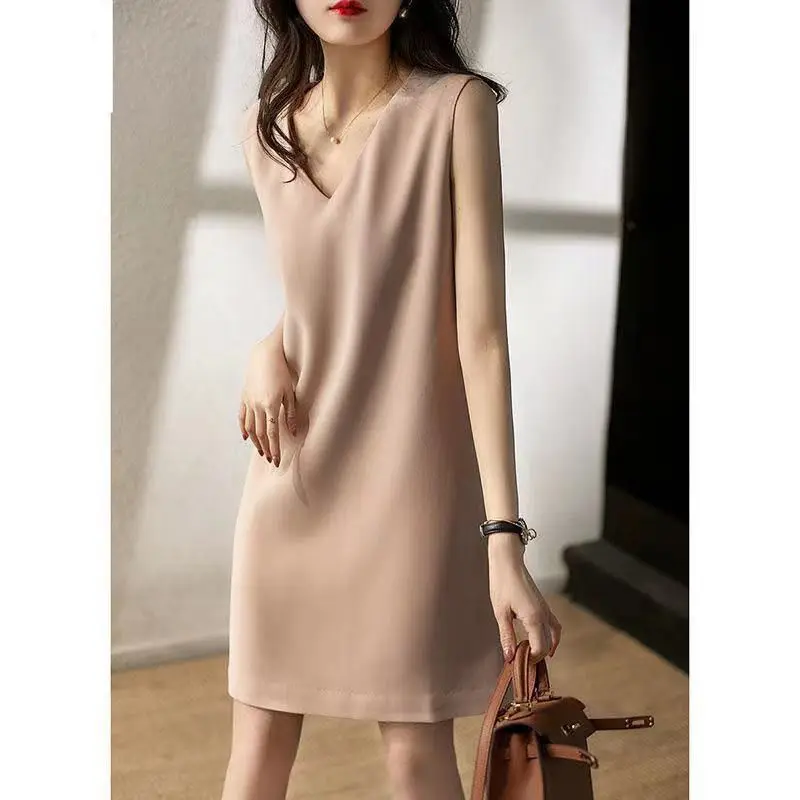 Temperament celebrity dress women's dress 2021 summer new V-neck thin vest skirt loose and versatile straight skirt
Temperament celebrity dress women's dress 2021 summer new V-neck thin vest skirt loose and versatile straight skirt