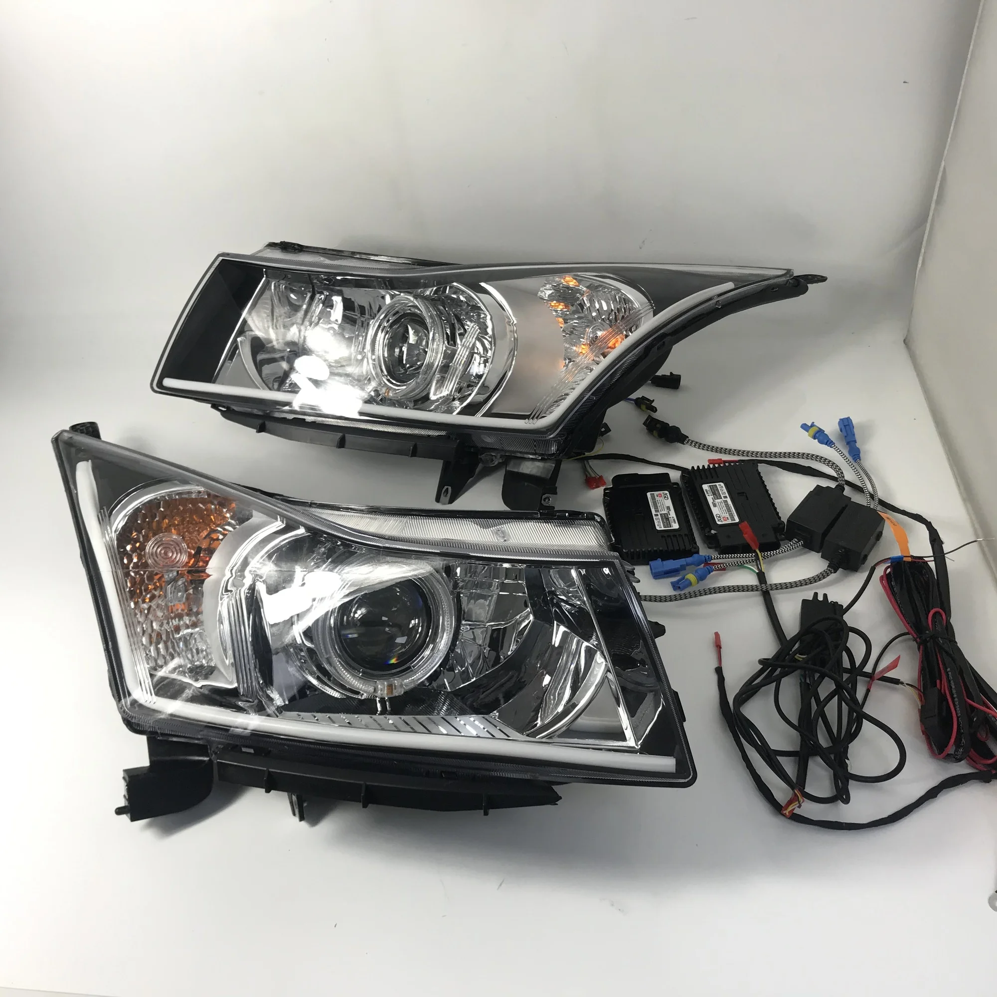 LED HID Headlight for Chevrolet Cruze 2009-14 COB Angel Eye evil eye DRL Daytime Running Light Turn Signal with Projector Lens
LED HID Headlight for Chevrolet Cruze 2009-14 COB Angel Eye evil eye DRL Daytime Running Light Turn Signal with Projector Lens