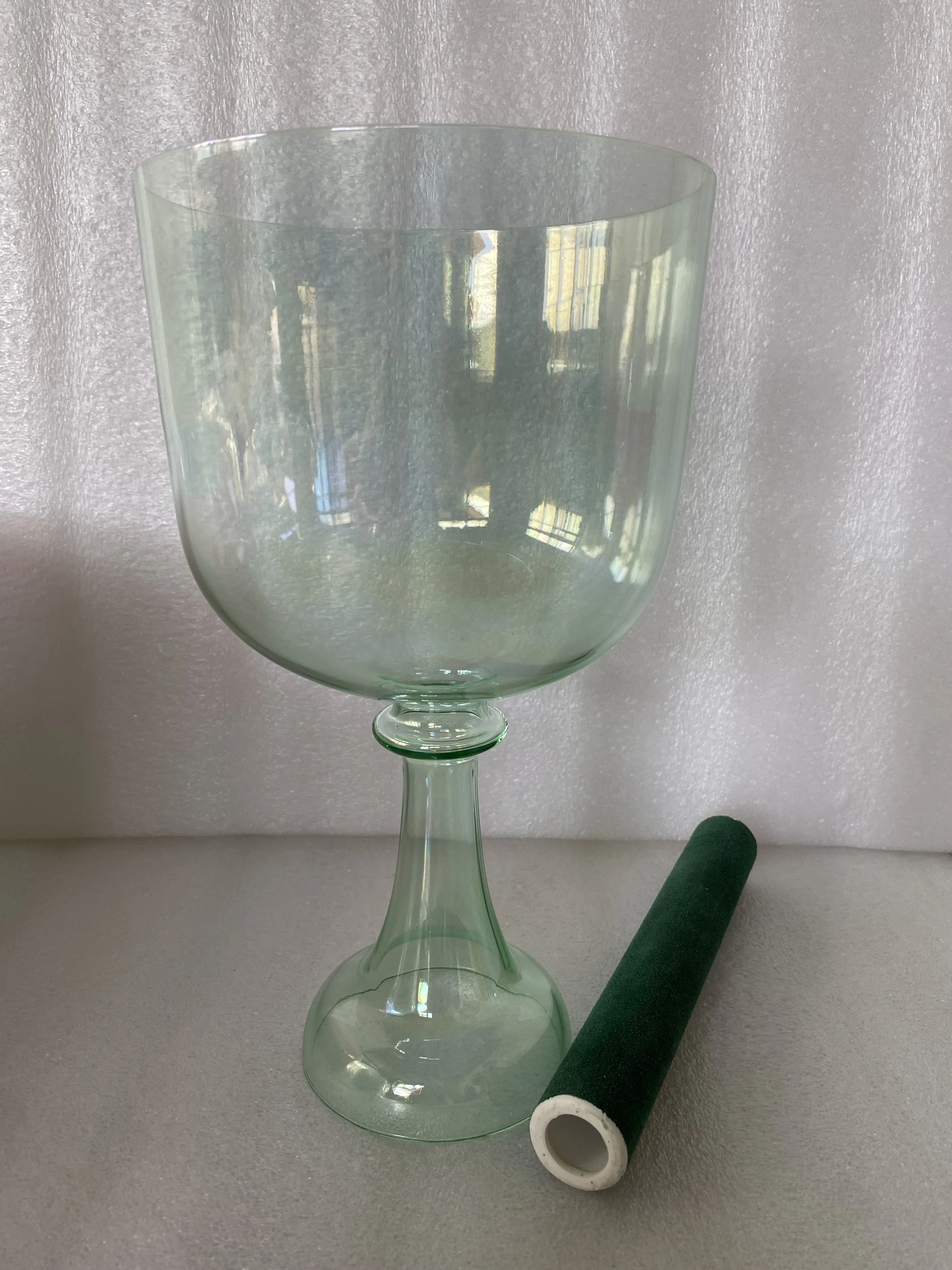 Magic green color crystal singing chalice 4th octavce "F" note perfect pitch for sound theraphy 432Hz.
Magic green color crystal singing chalice 4th octavce "F" note perfect pitch for sound theraphy 432Hz.