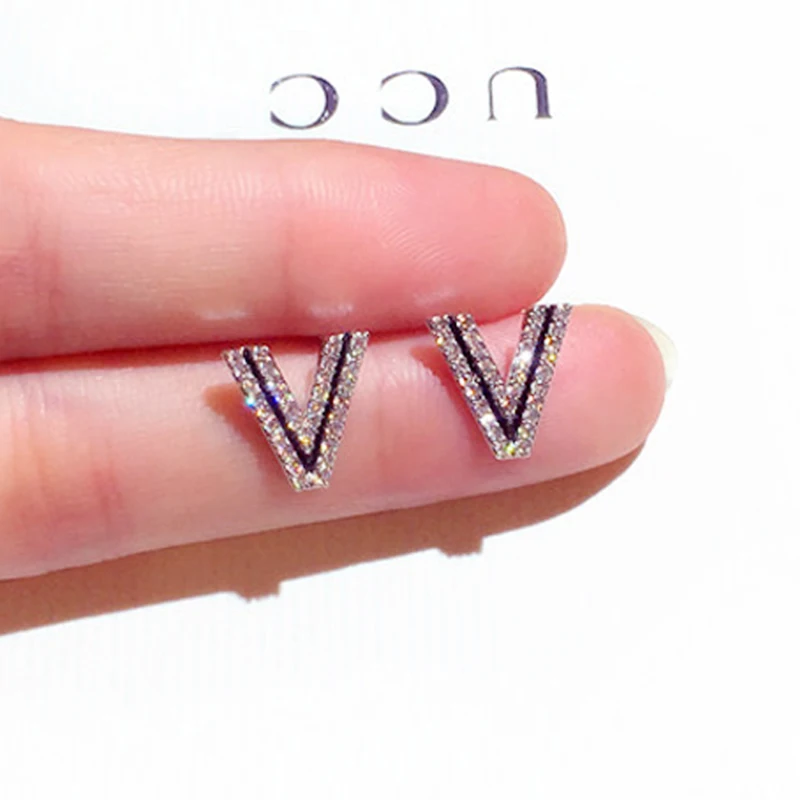 Ins Hot Sale Design Letter V Exquisite Shining Crystal CZ Earring for Women AAA Cubic Zirconia Stud Earrings Accessories Pendant
Ins Hot Sale Design Letter V Exquisite Shining Crystal CZ Earring for Women AAA Cubic Zirconia Stud Earrings Accessories Pendant