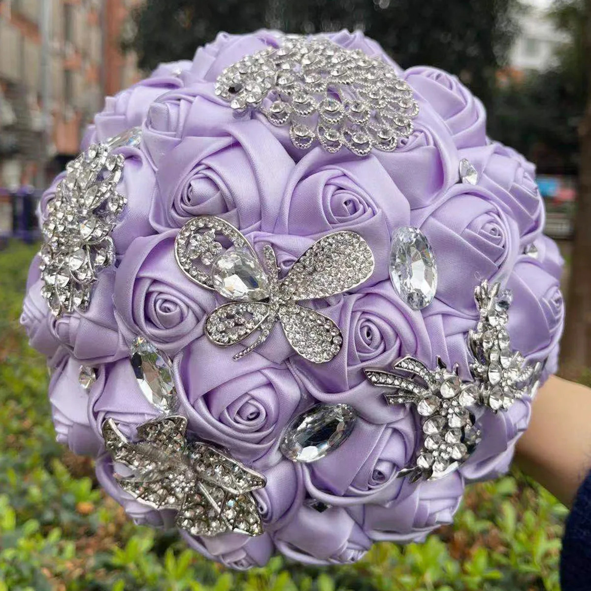 Romantic Lavender Silk Rose Flowers Beaded Wedding Bouquet Rose Flowers 18*25 Rhinestones Bridal Bouquets Country Designer
Romantic Lavender Silk Rose Flowers Beaded Wedding Bouquet Rose Flowers 18*25 Rhinestones Bridal Bouquets Country Designer