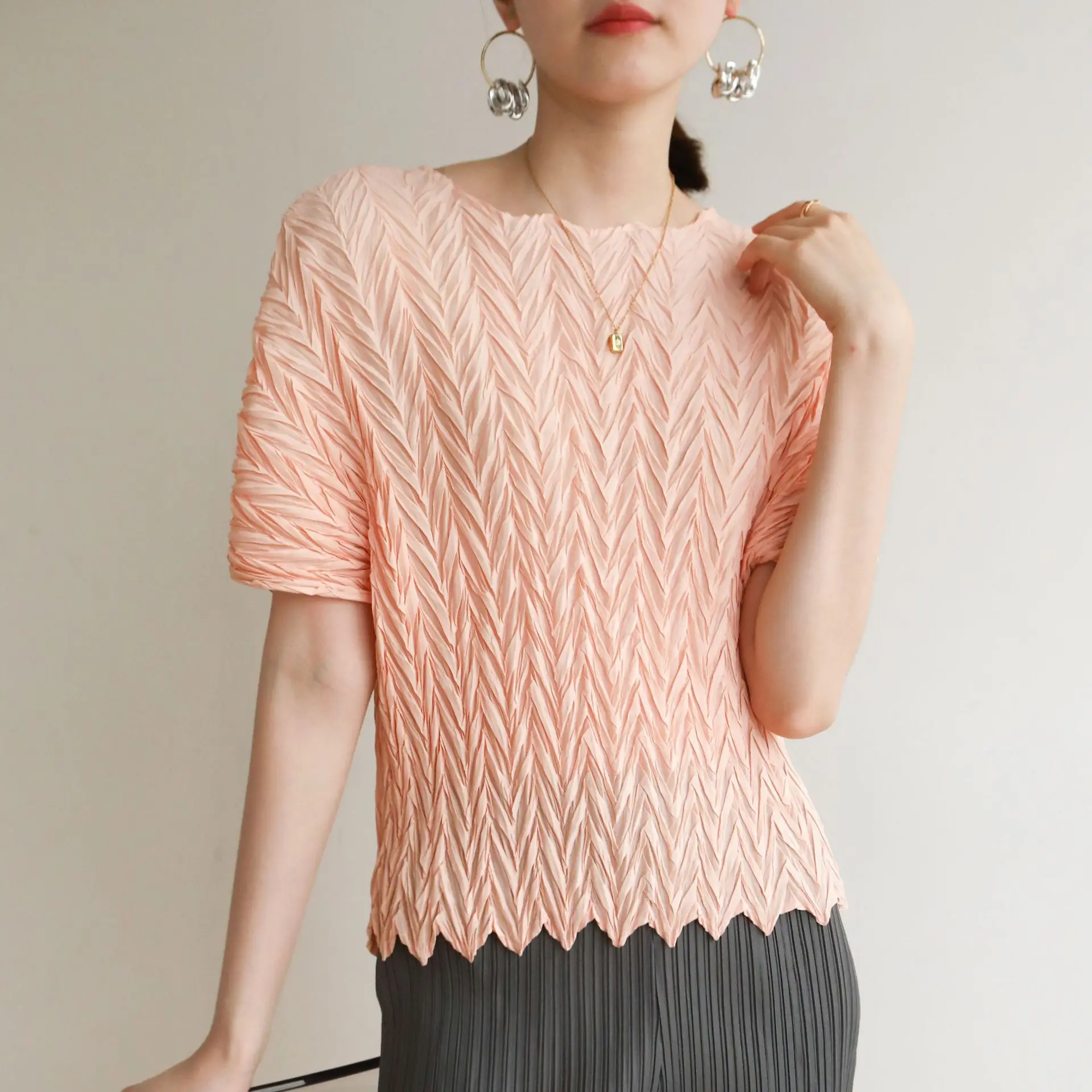 2021 summer casual fashion T-shirts miyak pleated solid top 21 summer new style niche design sense slim short-sleeved Tees
2021 summer casual fashion T-shirts miyak pleated solid top 21 summer new style niche design sense slim short-sleeved Tees