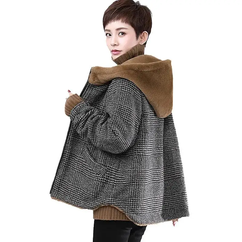 2023 Autumn Winter Coat New Product Imitation Rabbit Velvet Double-Sided Padded Jacket Women Short Loose Thick Hooded Outerwear
2023 Autumn Winter Coat New Product Imitation Rabbit Velvet Double-Sided Padded Jacket Women Short Loose Thick Hooded Outerwear