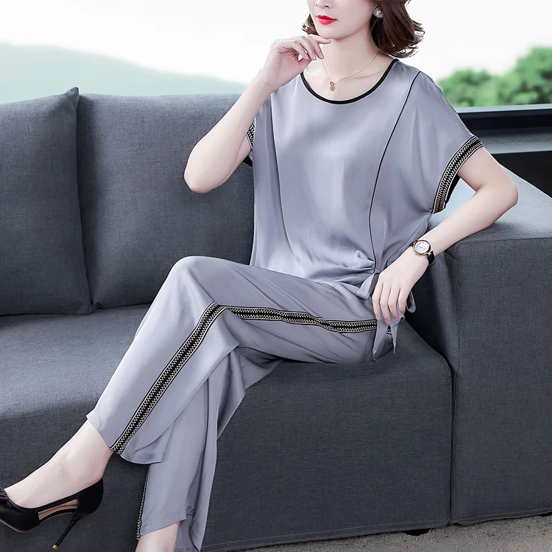 Silk Two Pieces Suit 2021 New Casual Slim Thin Women O-Neck Wide Leg Pants Suit Fashion Elegant Female Patchwork Suits LJ3127
Silk Two Pieces Suit 2021 New Casual Slim Thin Women O-Neck Wide Leg Pants Suit Fashion Elegant Female Patchwork Suits LJ3127