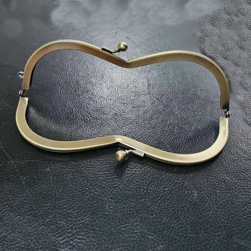 High Quality Vintage Elegant Women Purse Frame Clutch Bag Clasp With Handle Knurling Bronze Hardware Accessories 18 cm
High Quality Vintage Elegant Women Purse Frame Clutch Bag Clasp With Handle Knurling Bronze Hardware Accessories 18 cm