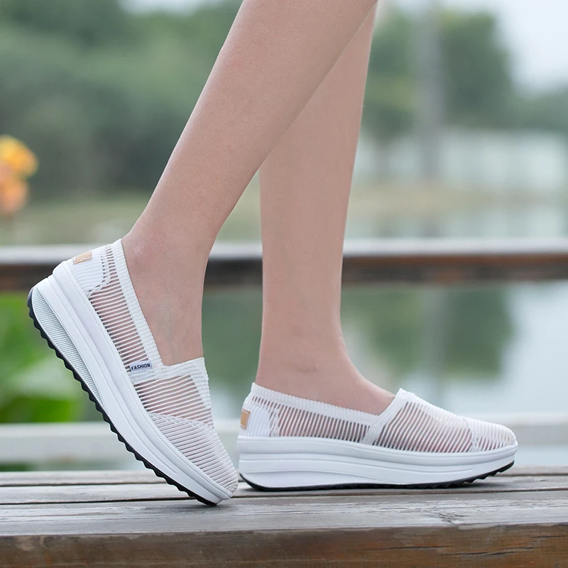 Новые трендовые женские летние туфли на танкетке, дышащие удобные женские офисные прогулочные повседневные лоферы без шнуровки, квадратные танцевальные кроссовки для мам
Новые трендовые женские летние туфли на танкетке, дышащие удобные женские офисные прогулочные повседневные лоферы без шнуровки, квадратные танцевальные кроссовки для мам