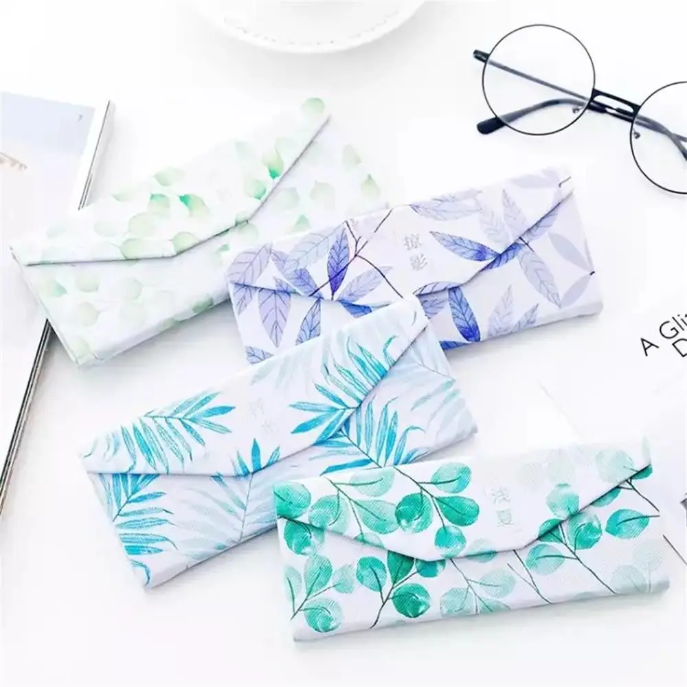 Simple and fresh Storage box colorful leaves Triangle Folding Myopia and eyeglasses Glasses Case
Simple and fresh Storage box colorful leaves Triangle Folding Myopia and eyeglasses Glasses Case
