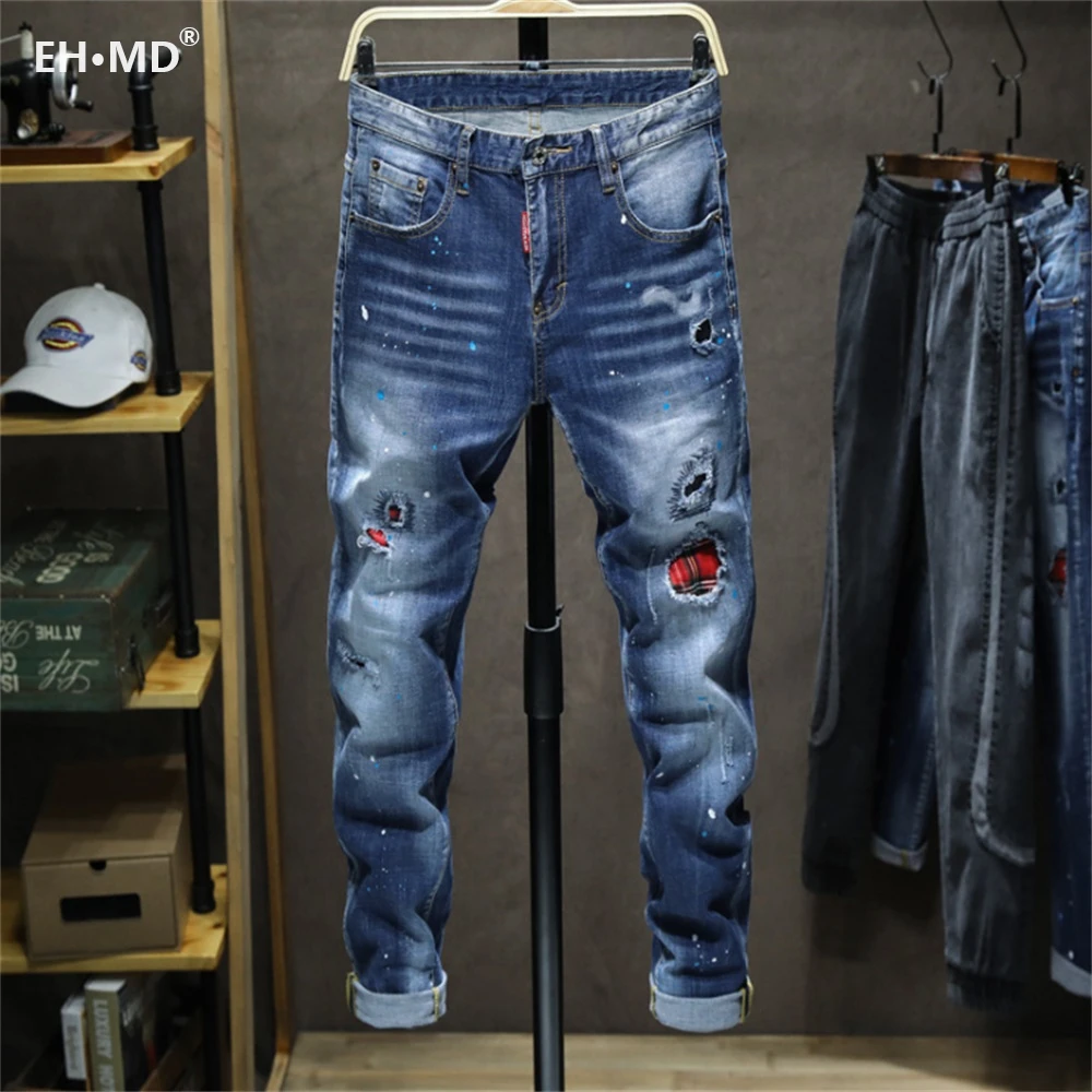 EH·MD ® Рваные джинсы на подкладке в клетку, мужские струйные белые крапки, мягкая ткань, повседневные свободные хлопковые эластичные брюки со значком, красные уши, 2021,
EH·MD ® Рваные джинсы на подкладке в клетку, мужские струйные белые крапки, мягкая ткань, повседневные свободные хлопковые эластичные брюки со значком, красные уши, 2021,