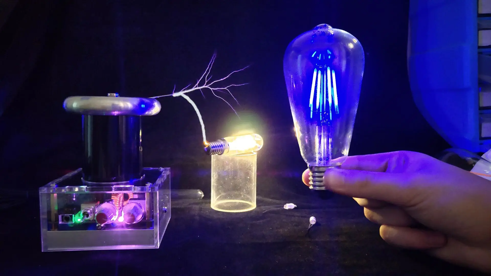 Tesla Coil Artificially Initiated Lightning Wireless Light on Experimental Tools for Science and Education Magnetic Storm Coil
Tesla Coil Artificially Initiated Lightning Wireless Light on Experimental Tools for Science and Education Magnetic Storm Coil