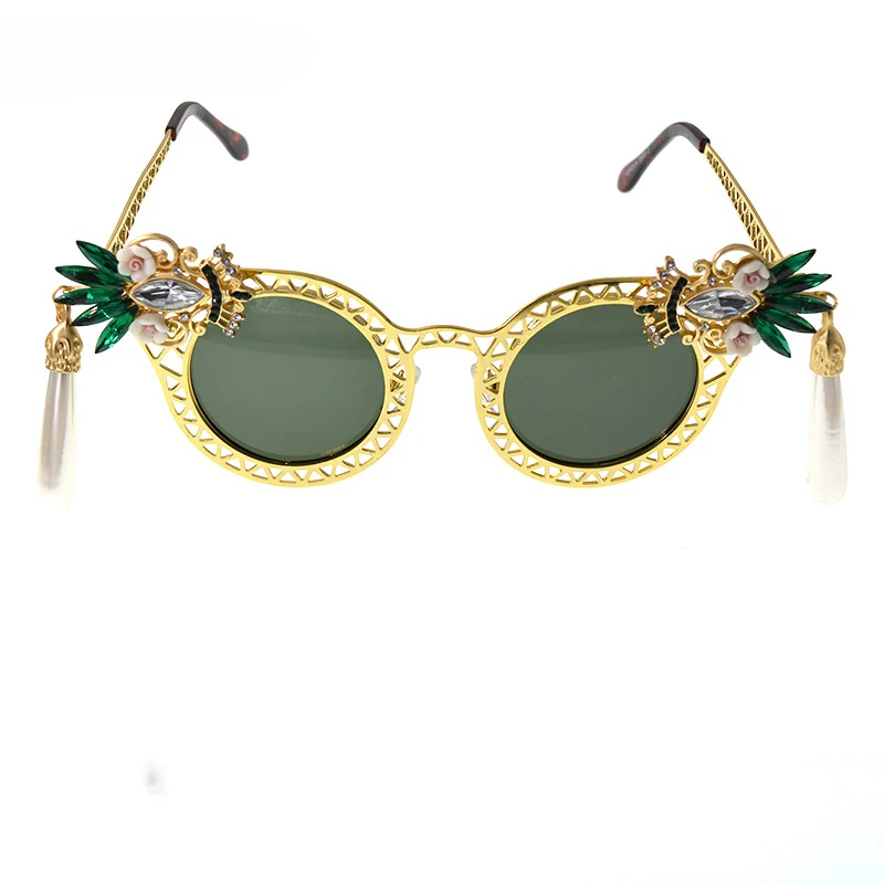Ladies Fashion Luxury Rhinestones Cat Eye Sunglasses Classic Brand Big Crystal Sunglasses for Summer Beach Decoration
Ladies Fashion Luxury Rhinestones Cat Eye Sunglasses Classic Brand Big Crystal Sunglasses for Summer Beach Decoration