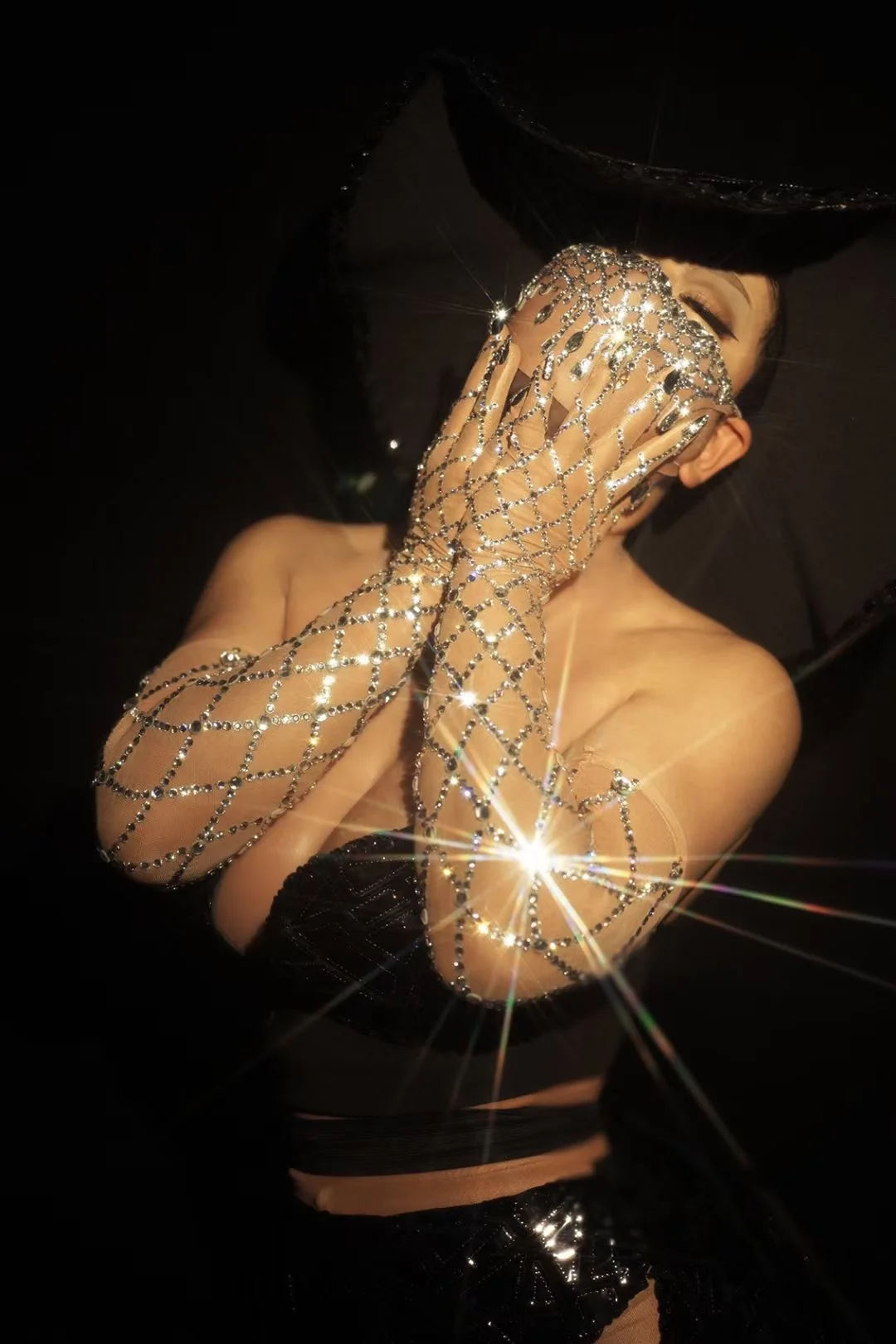 Luxurious Stretch Gloves Women Rhinestone Plaid Long Perspective Sparkling Crystal Mesh Gloves Dancer Singer Stage Accessories
Luxurious Stretch Gloves Women Rhinestone Plaid Long Perspective Sparkling Crystal Mesh Gloves Dancer Singer Stage Accessories