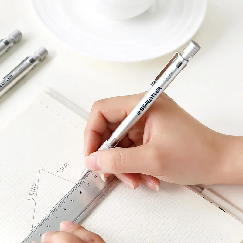 Германия STAEDTLER 925 25 металлический механический карандаш 1,3 мм Серебряный профессиональный карандаш для чертежей 2,0 мм Канцтовары для архитектурного дизайна
Германия STAEDTLER 925 25 металлический механический карандаш 1,3 мм Серебряный профессиональный карандаш для чертежей 2,0 мм Канцтовары для архитектурного дизайна