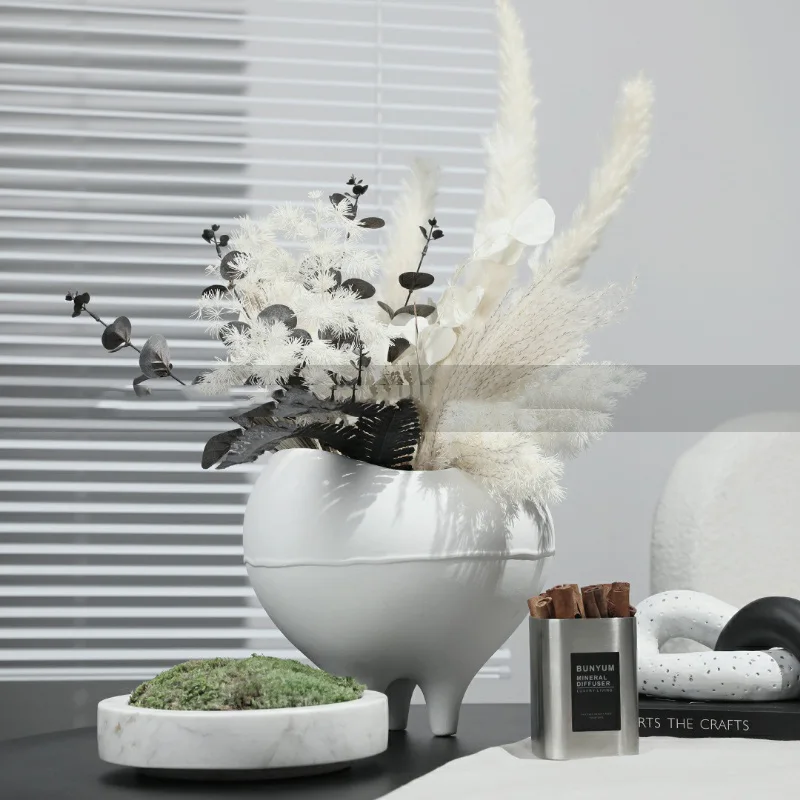 Modern Creative White Three Legged Ceramic Flower Arrangement Model Room Sales Office Dining Room Living Room Porch Furnishings
Modern Creative White Three Legged Ceramic Flower Arrangement Model Room Sales Office Dining Room Living Room Porch Furnishings