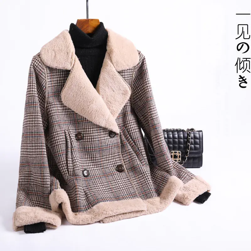 2023 Autumn Winter Jacket New Women's Short Plaid Woolen Coat Thick Suit Collar Fashion Patchwork Woolen Lamb Fur Jacket f2331
2023 Autumn Winter Jacket New Women's Short Plaid Woolen Coat Thick Suit Collar Fashion Patchwork Woolen Lamb Fur Jacket f2331