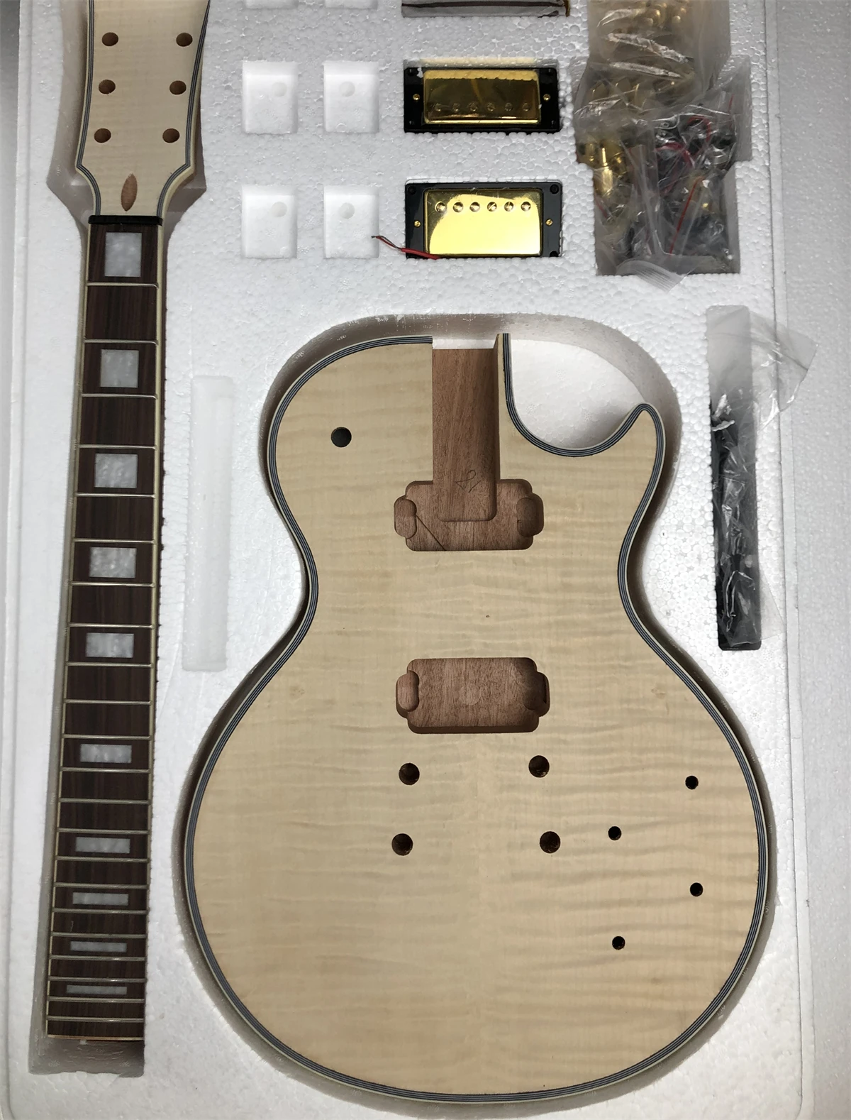 1Set Electric Guitar Kit Guitar Neck And Body Mahogany Rosewood All hardware Unfinished DIY
1Set Electric Guitar Kit Guitar Neck And Body Mahogany Rosewood All hardware Unfinished DIY