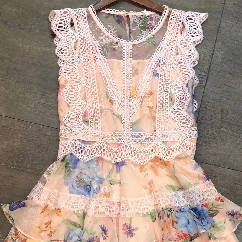 Design New Womens Summer Lace Patchwork Floral Printed Sleeveless Ruffles Dresses High Waist Slim Fit Layered Princess Dresses
Design New Womens Summer Lace Patchwork Floral Printed Sleeveless Ruffles Dresses High Waist Slim Fit Layered Princess Dresses