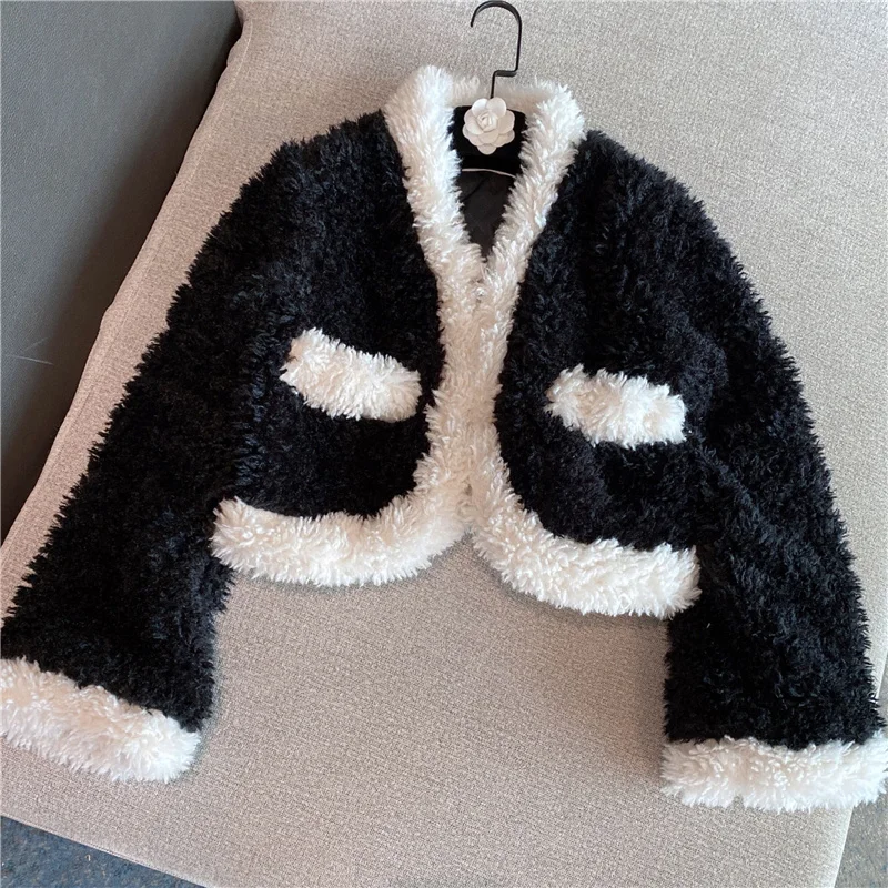 Faux Women Lamb Wool Jacket Mixed Color V-Neck Pocket Long-Sleeve Female Casual Streetwear Autumn Winter Fashion Short Coat
Faux Women Lamb Wool Jacket Mixed Color V-Neck Pocket Long-Sleeve Female Casual Streetwear Autumn Winter Fashion Short Coat