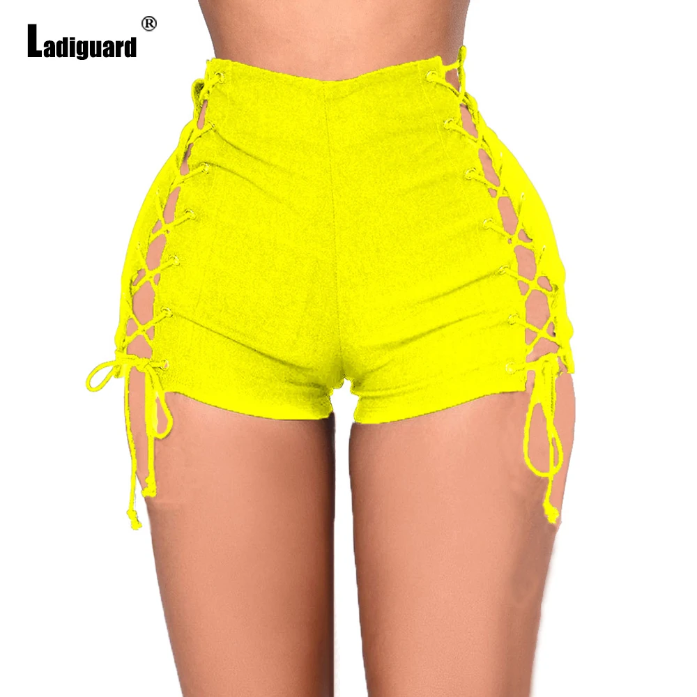 2025 European Sexy Bandage Women Ripped Board Denim Shorts High Waisted Elastic Short Jeans Lace Up Beach Hotpants Yellow Black
2025 European Sexy Bandage Women Ripped Board Denim Shorts High Waisted Elastic Short Jeans Lace Up Beach Hotpants Yellow Black