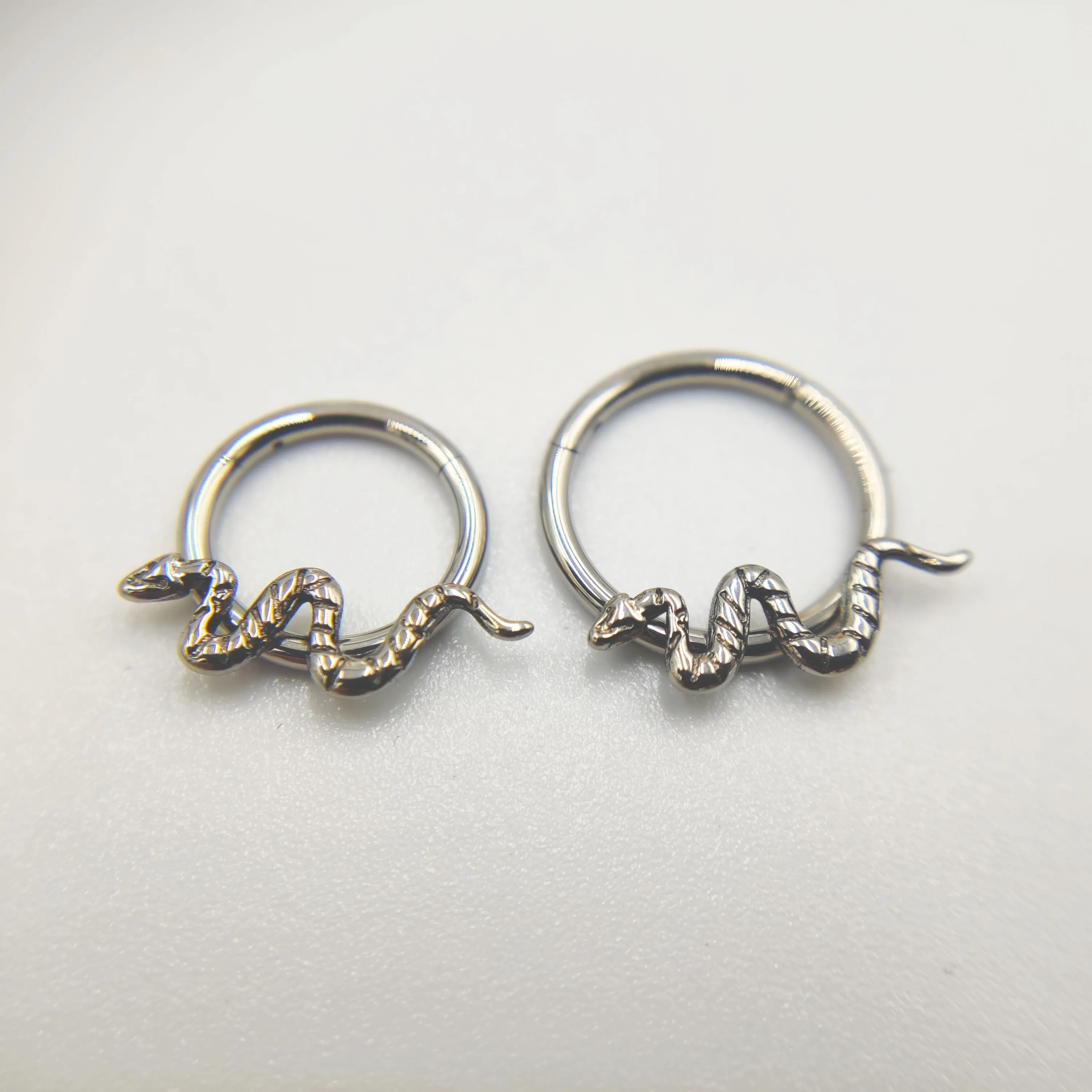 ASTM F136 Titanium Hinged Segment Ring Hoop Clip On Clicker Septum Nose Daith Conch Piercing Body Jewelry
ASTM F136 Titanium Hinged Segment Ring Hoop Clip On Clicker Septum Nose Daith Conch Piercing Body Jewelry