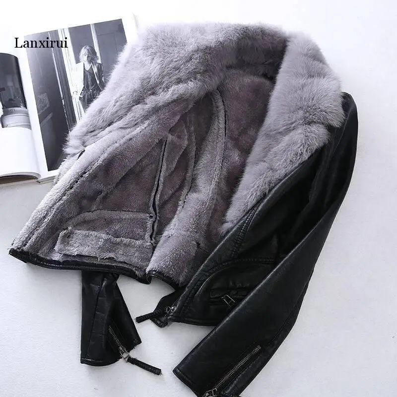 Fake sheep PU leather jacket big fur collar black color new fashion high quality man made sheepskin wintershort coats outwear 
Fake sheep PU leather jacket big fur collar black color new fashion high quality man made sheepskin wintershort coats outwear