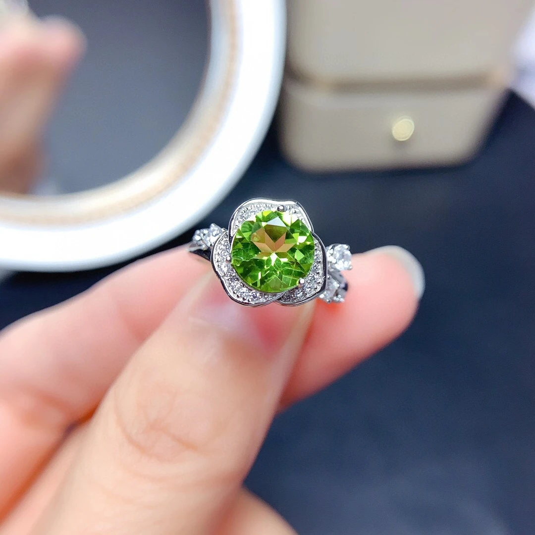 2021 new green olivine ring for women jewelry real 925 silver ring oval natural gem ring girl birthday gift surface gold plated
2021 new green olivine ring for women jewelry real 925 silver ring oval natural gem ring girl birthday gift surface gold plated