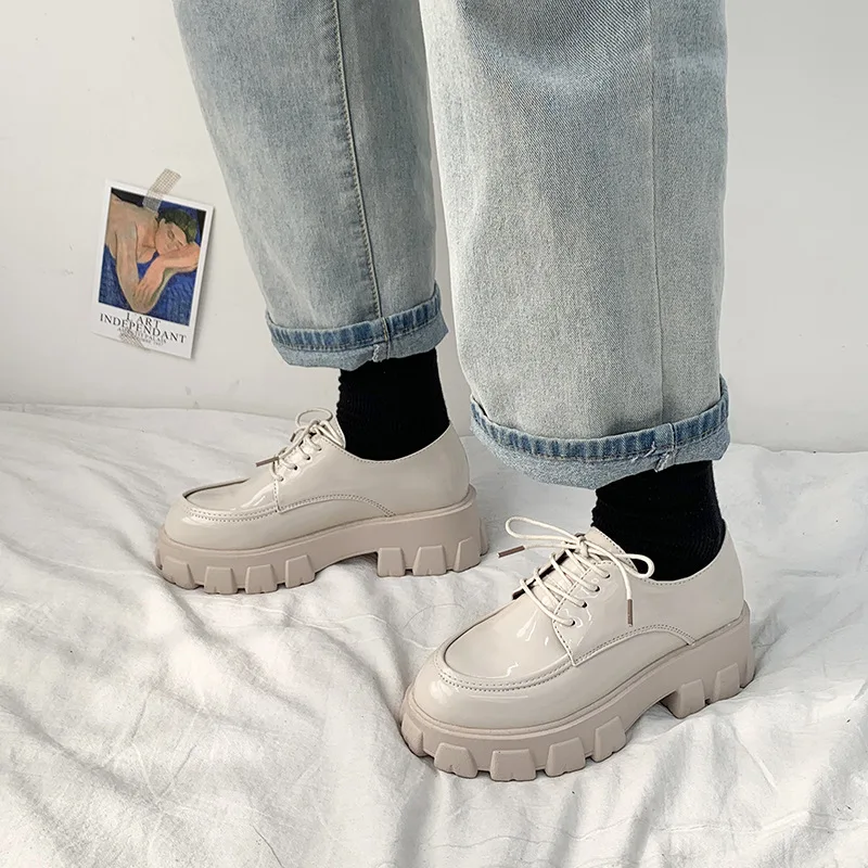 Осень 2021, Оригинальные Осенние женские лакированные повседневные лоферы в стиле ретро для девушек из лакированной кожи, обувь с толстой подошвой и круглым носком
Осень 2021, Оригинальные Осенние женские лакированные повседневные лоферы в стиле ретро для девушек из лакированной кожи, обувь с толстой подошвой и круглым носком